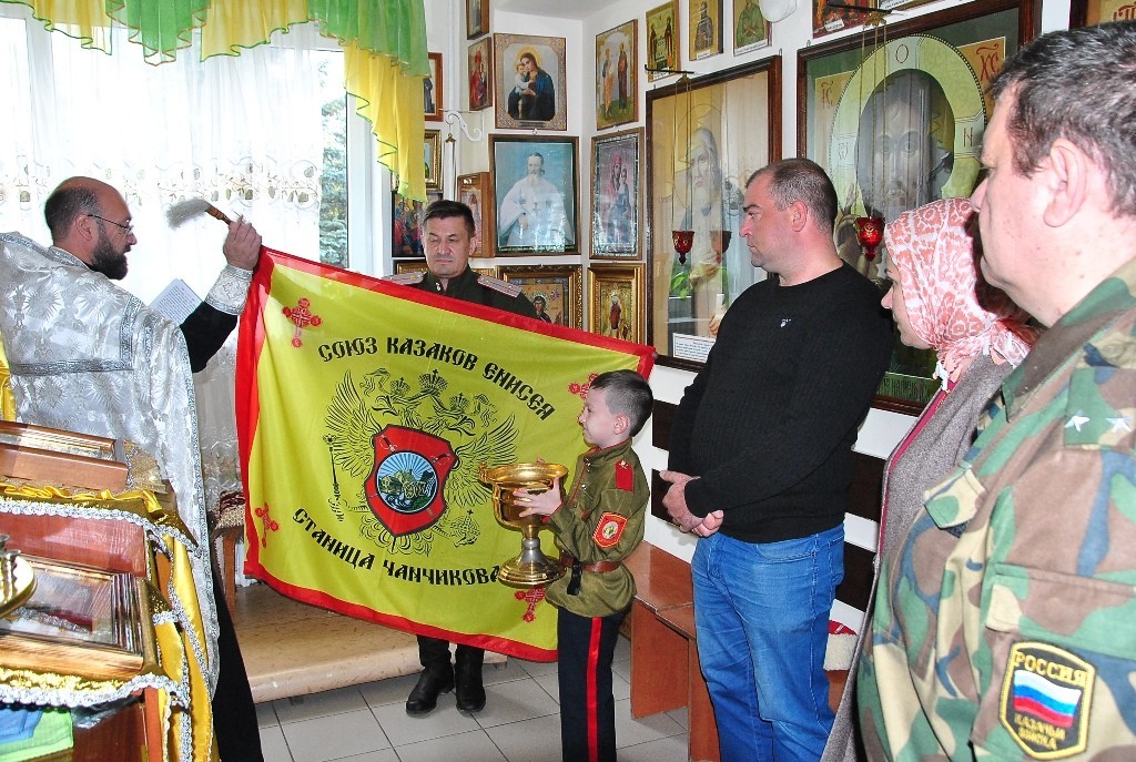 Освящение знамени. Станичное Знамя. Освящение знамен в Славянске 2014. Освящение Знамя в Великом Новгороде. Моторола в храме с знаменем.